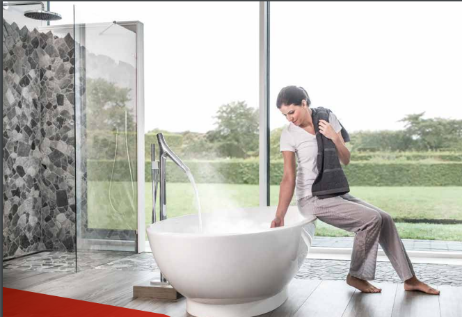 Sfeerbeeld badkamer met persoon bij bad en Intergas Xtreme ketel